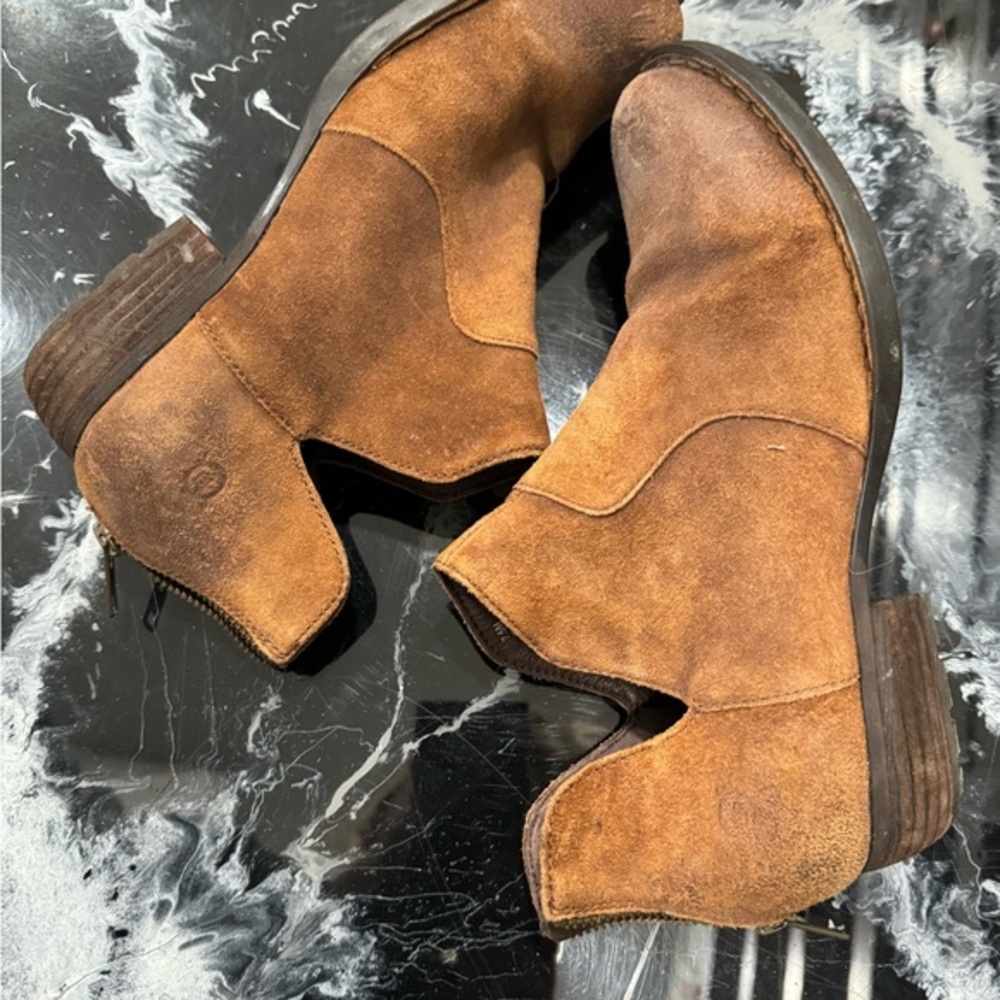 BORN booties! Zipper in back 4 easy on/easy off! See pic for all the details😃